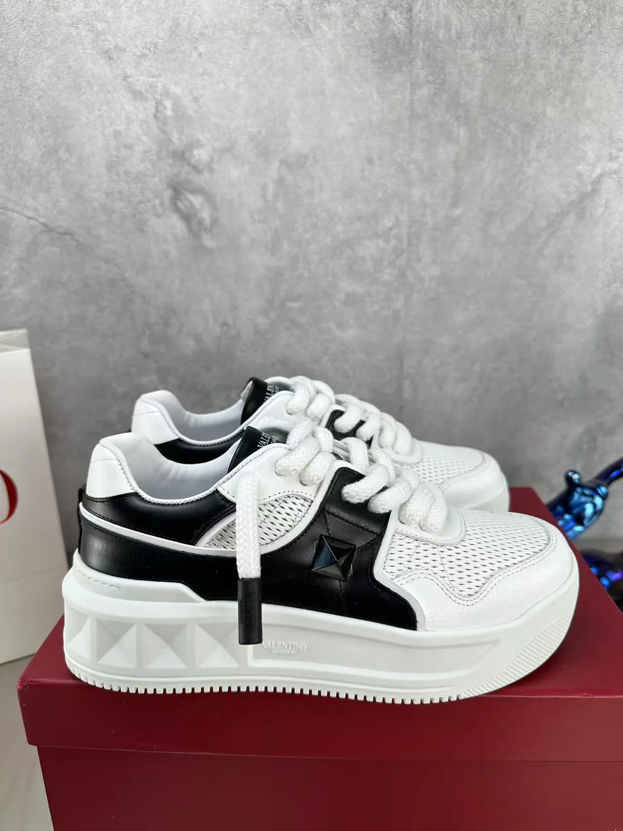 👟👟Ex-factory price 640👟👟 🔺Valentino🔺Valentino new casual shoes 2023 latest model hot style for catwalk couples, thick shoelaces, the same style as Elsa Hosk, Zhang Yixing, Guan Xiaotong and many other stars 🔥 Top version + lasting process, full oil edge on the upper. Fabric: Customized cowhide + cowhide lining with breathable mesh. Outsole: original molded TPU thickened outsole. Size for women is 35-40. Men’s size is 39-45.